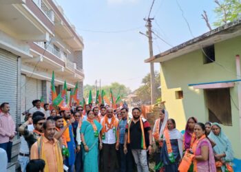 भाजपा प्रत्याशी धनीराम धीवर ने श्याम भाई के साथ मिलकर किया धुआंधार जनसंपर्क