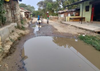 करदा में सीसी रोड का निर्माण कार्य अधूरा, पाईपलाइन के गढ्ढो में गिर रहे लोग