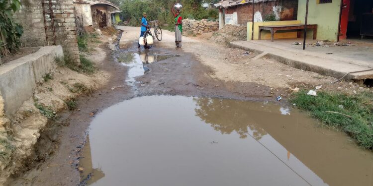 करदा में सीसी रोड का निर्माण कार्य अधूरा, पाईपलाइन के गढ्ढो में गिर रहे लोग