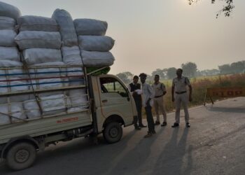 विस चुनाव के मद्देनजर बैरियर लगाकर संदिग्ध वाहनों की जा रही है, चेकिंग