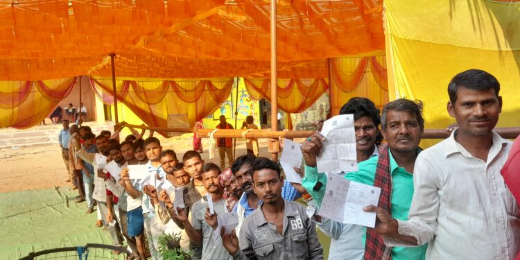 सुबह से शांम तक होती रही वोटिंग, लोगों ने बढ़चढ़कर किया मतदान