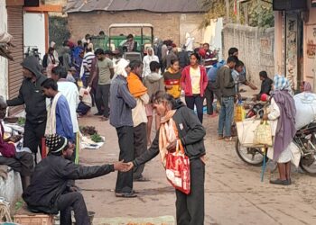 अहिल्दा की सकरी गली में सब्जी बाजार लगने से आवाजाही में हो रही परेशानी