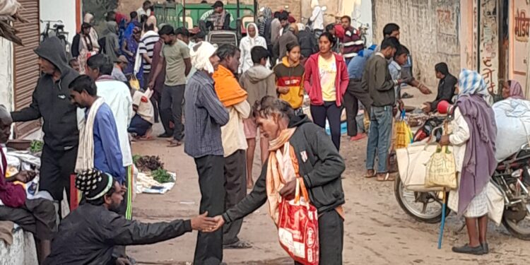 अहिल्दा की सकरी गली में सब्जी बाजार लगने से आवाजाही में हो रही परेशानी