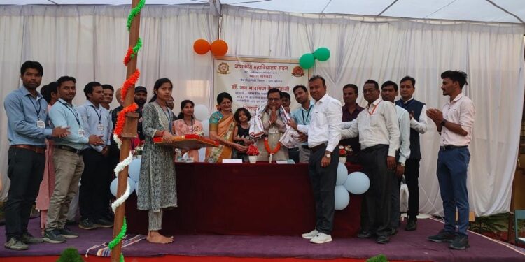 प्राचार्य के सम्मान में विदाई समारोह जिस जिले के छात्र रहे वहीं हुए सेवा निवृत्त