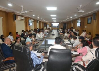 आदर्श आचार संहिता का पालन करने के साथ समय समय पर व्यय लेखा प्रस्तुत करने के निर्देश