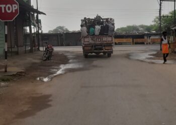 क्षमता से अधिक सवारी भरकर दौड़ रहे है मालवाहक वाहन