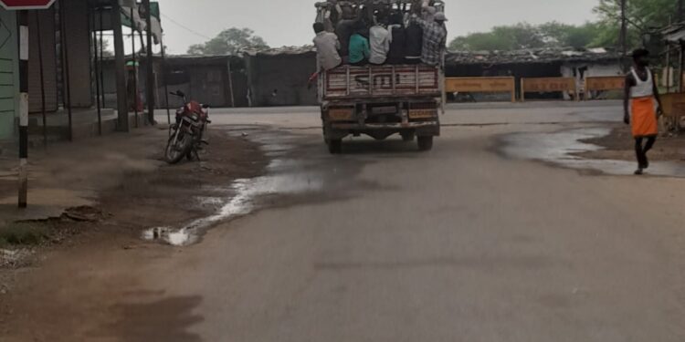 क्षमता से अधिक सवारी भरकर दौड़ रहे है मालवाहक वाहन