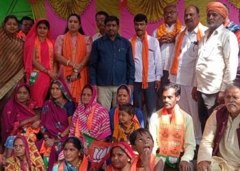 भाजपा प्रत्याशी धनीराम धीवर को जीताने निर्मला रजक की महिला टीम कर रही घर-घर जनसंपर्क