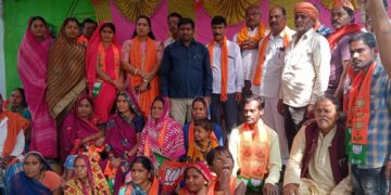 भाजपा प्रत्याशी धनीराम धीवर को जीताने निर्मला रजक की महिला टीम कर रही घर-घर जनसंपर्क