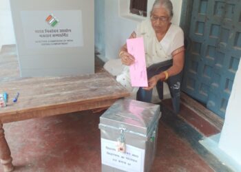 बुजुर्ग एवं दिव्यांग मतदाताओं ने होम वोटिंग कर लोकतंत्र में निभाई अपनी सहभागिता