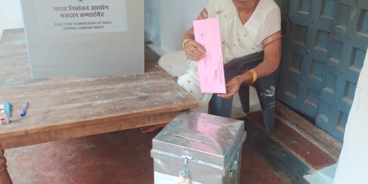 बुजुर्ग एवं दिव्यांग मतदाताओं ने होम वोटिंग कर लोकतंत्र में निभाई अपनी सहभागिता