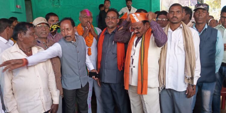 धनीराम धीवर के पक्ष में उमड़ रहा है जन सैलाब