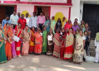 धनीराम धीवर के पक्ष में जिला पंचायत सदस्य भुवनेश्वरी वर्मा का प्रचार प्रसार जोरों पर