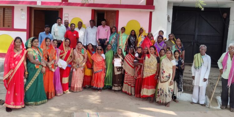 धनीराम धीवर के पक्ष में जिला पंचायत सदस्य भुवनेश्वरी वर्मा का प्रचार प्रसार जोरों पर