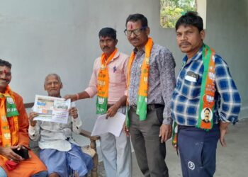 छत्तीसगढ़ संघर्षशील प्रेरक संघ के पदाधिकारी द्वारा धनीराम धीवर के पक्ष में कर रहा है धुआंधार प्रचार प्रसार