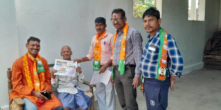 छत्तीसगढ़ संघर्षशील प्रेरक संघ के पदाधिकारी द्वारा धनीराम धीवर के पक्ष में कर रहा है धुआंधार प्रचार प्रसार