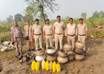 अवैध शराब के विरुद्ध हुई कार्रवाई जारी, 1 लाख 50 हजार से अधिक रूपये के महुआ लहान सहित कच्ची शराब जब्त