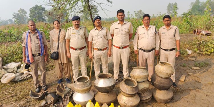 अवैध शराब के विरुद्ध हुई कार्रवाई जारी, 1 लाख 50 हजार से अधिक रूपये के महुआ लहान सहित कच्ची शराब जब्त