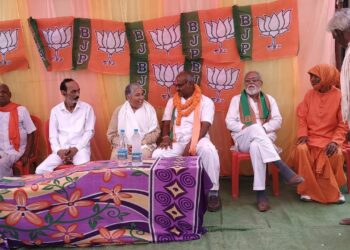 भाजपा प्रत्याशी धनीराम धीवर प्रचार के अन्तिम दिन सोनार देवरी में किया धुवांधार जन सम्पर्क 