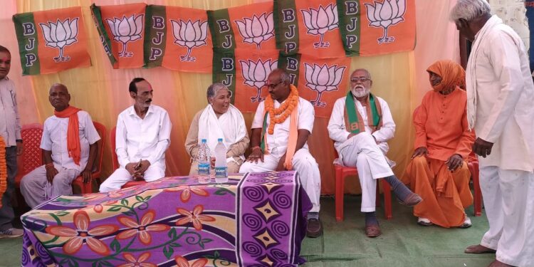 भाजपा प्रत्याशी धनीराम धीवर प्रचार के अन्तिम दिन सोनार देवरी में किया धुवांधार जन सम्पर्क