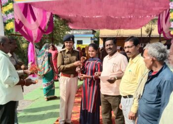 सकरी में प्रथम बार मतदान करने वाले नव मतदाता का किया गया सम्मान