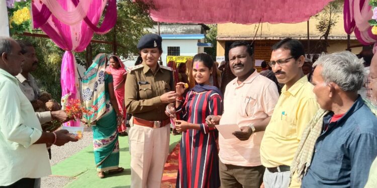 सकरी में प्रथम बार मतदान करने वाले नव मतदाता का किया गया सम्मान