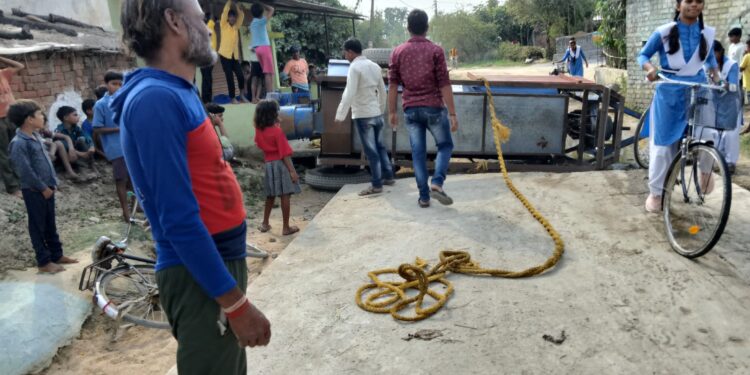 करदा का अधूरा सीसी रोड निर्माण बना परेशानी का सबब, रोजाना लोग गिरकर हो रहे चोंटिल