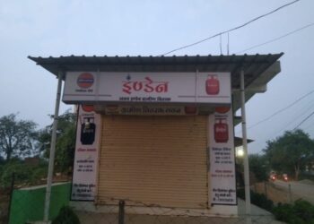 लवन इण्डेन गैस एजेंसी में गैस नहीं मिलने से आम उपभोक्ता हो रहे है परेशान