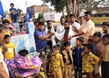 संविधान दिवस के उपलक्ष्य में गरीबो और विकलांगो को चादर का वितरण