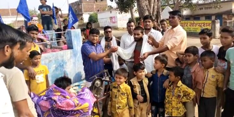 संविधान दिवस के उपलक्ष्य में गरीबो और विकलांगो को चादर का वितरण