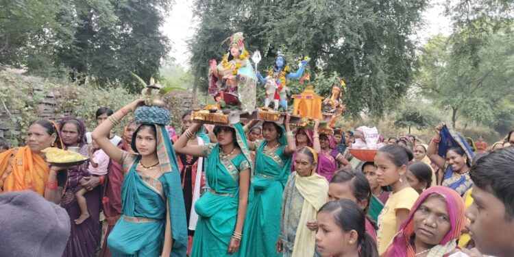 डोंगरीडीह में किया गया गौरी-गौरा का विसर्जन