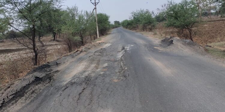 साढ़े तीन वर्ष में ही खराब हो गई एडीबी से सहायता प्राप्त वाली रोड