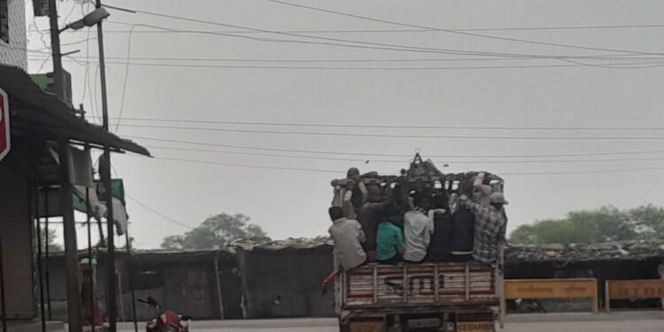 मालवाहक वाहनों से हादसा होने पर आख़िर कौन होगा जिम्मेदार ? वाहन चालक या ज़िम्मेदार प्रशासन