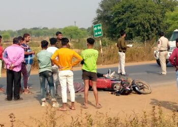 बाइक सवार दम्पति का गिरौधपुरी जाते समय डोंगरीडीह में हुआ दर्दनाक हादसा