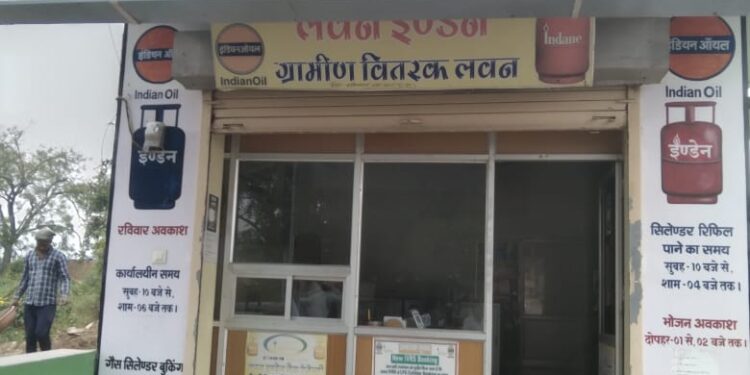 लवन इण्डेन गैस एजेंसी में गैस नहीं मिलने से आम उपभोक्ता हो रहे परेशान