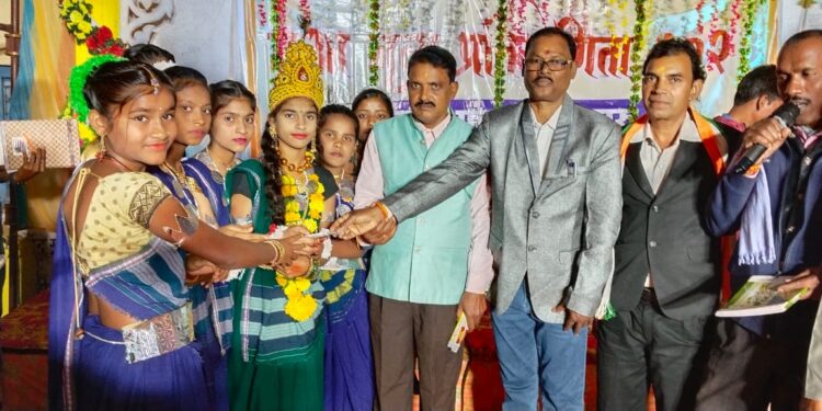 डमरू के सुआ नृत्य प्रतियोगिता मे बेलारी ने मारी बाजी   