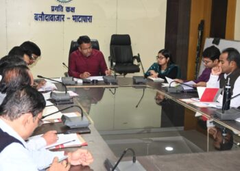 अभियान चलाकर लंबित आवेदनों का निरकरण समय -सीमा में पूर्ण कराएं – कलेक्टर