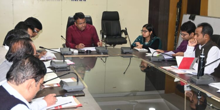 अभियान चलाकर लंबित आवेदनों का निरकरण समय -सीमा में पूर्ण कराएं – कलेक्टर