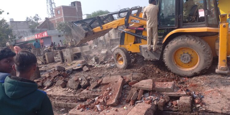 अतिक्रमण पर हुई कार्रवाई,मटन मार्केट को हटाया