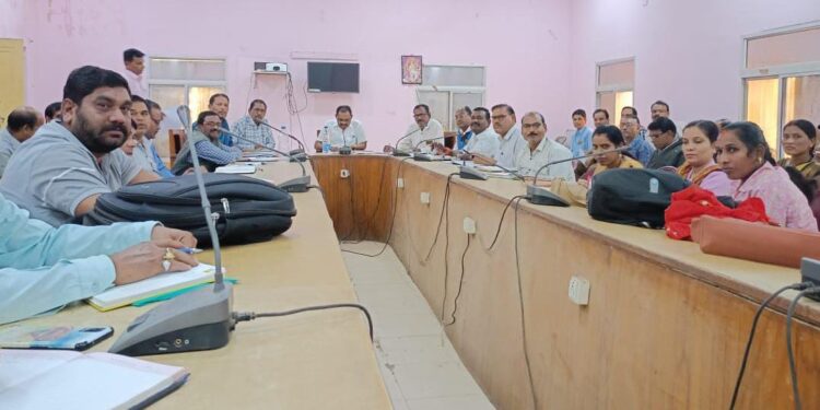 जनपद सीईओ एम एल मंडावी द्वारा लिया गया सचिवों का समीक्षा बैठक 