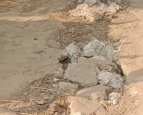 मुंडा में पाइप लाइन बिछाने खोदा गया गड्ढा लोगों के लिए बन रही मुसीबत
