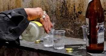 पुलिस क्रिकेट खेलने में मस्त, इधर थाने से चंद कदमों की दूरी पर बिक रही अवैध शराब