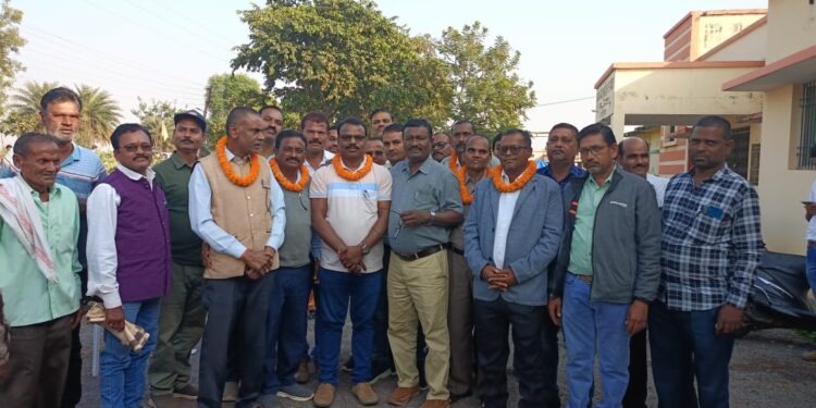 जनपद पंचायत पलारी में सचिव संघ अध्यक्ष निर्वाचित हुए मनीराम यादव