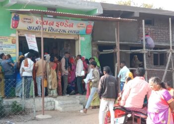 केवाइसी अपडेट कराने गैस एजेंसी के सामने सुबह से लग रही भारी भीड़