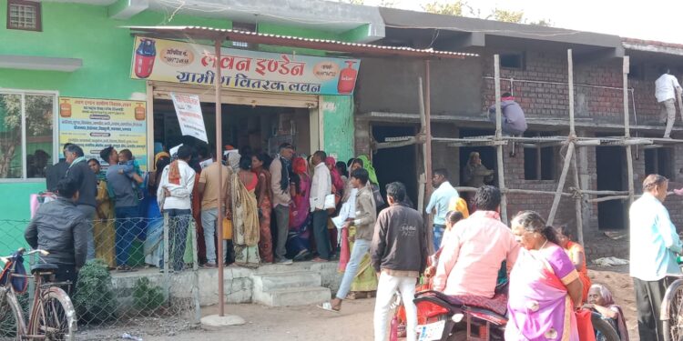 केवाइसी अपडेट कराने गैस एजेंसी के सामने सुबह से लग रही भारी भीड़