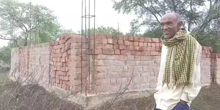 हितग्राहियों से प्रधानमंत्री आवास में पैसा मांगने का आरोप लगा रोजगार सहायक पति पर, हो रहा आडियो वायरल