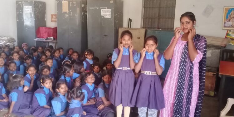 मैट्स कंप्यूटर द्वारा बच्चों को गुड टच बैड टच की जानकारी दी गई