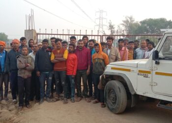 समिति प्रबंधक की मनमानी और दुर्व्यवहार से किसान परेशान