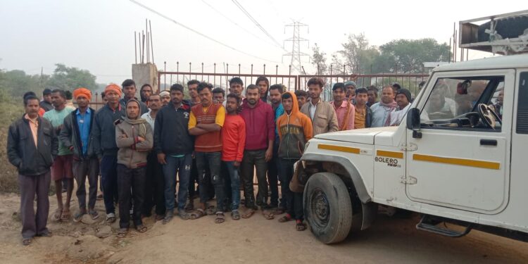 समिति प्रबंधक की मनमानी और दुर्व्यवहार से किसान परेशान