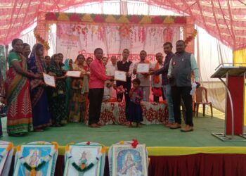 खम्हारडीह में विकसित भारत संकल्प यात्रा के दौरान हजारों की संख्या में उपस्थित हुए ग्रामीण